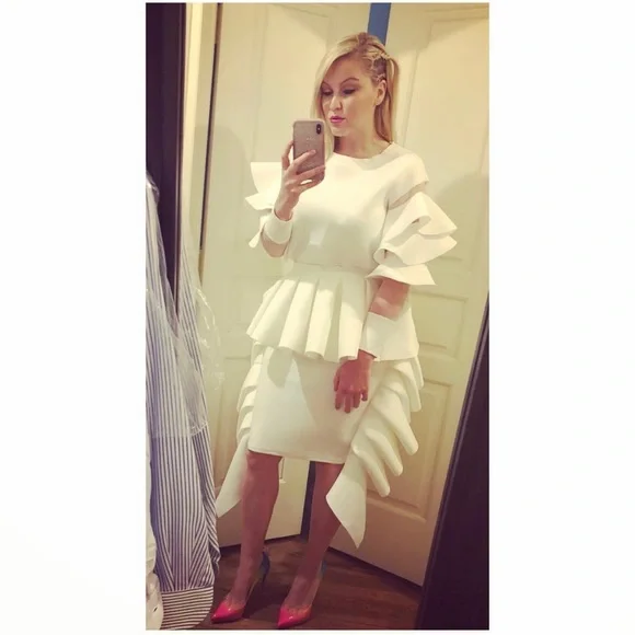 Akira 2018 White Ivory Puffy Art Peplum Ruffle Scuba Skirt Size Medium - Picture 2 of 6